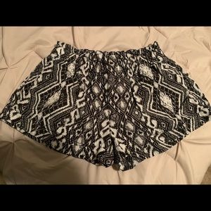 Womens American Eagle shorts Size 4, Black & White